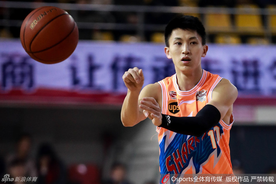 皮球在空中飞行的瞬间，刘晓宇用一记背后no look pass巧妙助攻队友