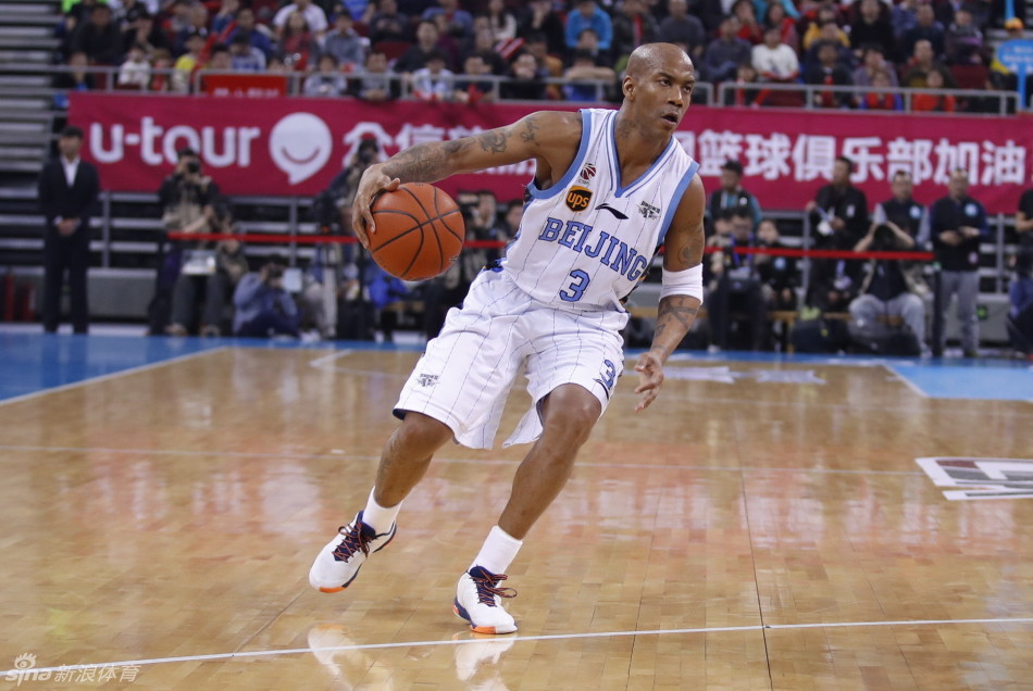 吉喆在禁区附近果断出手跳投，他的稳定中投是那几年北京队破解联防的重要武器。