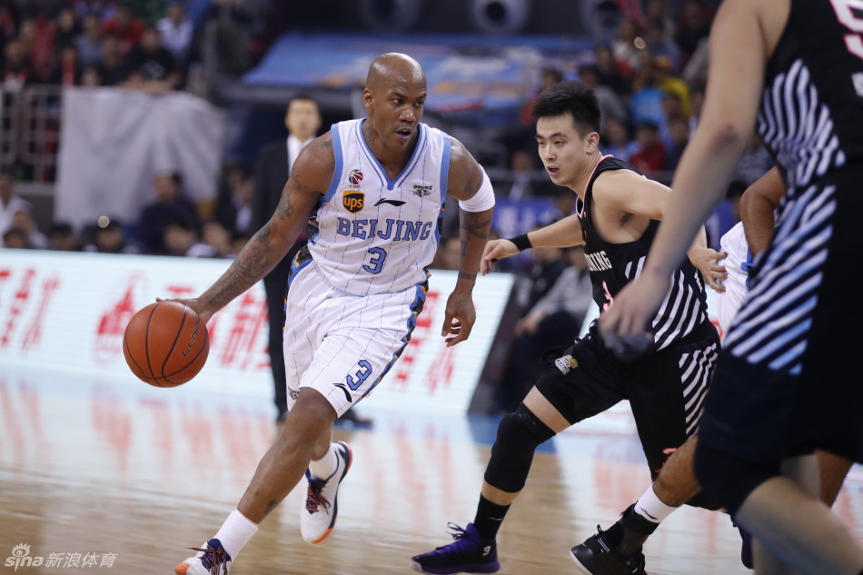 翟晓川在篮下高高跃起，在与对手的激烈争夺中拼抢篮板，他的拼劲是北京队最宝贵的财富。