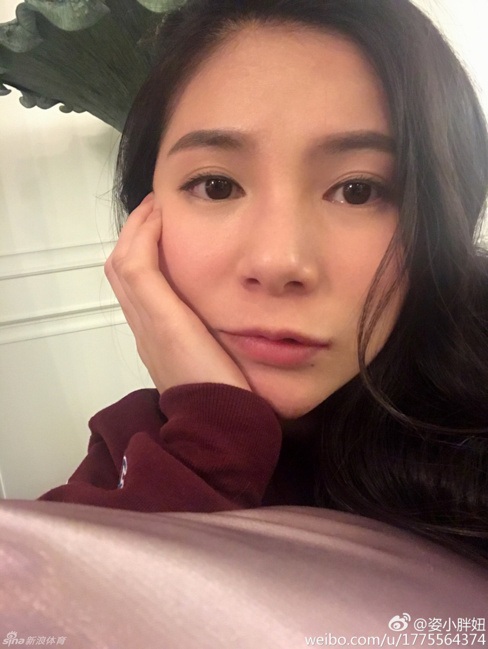 19 12:14:46 1 / 8 跳水女神何姿在微博晒出多张自拍美照,温婉动人.
