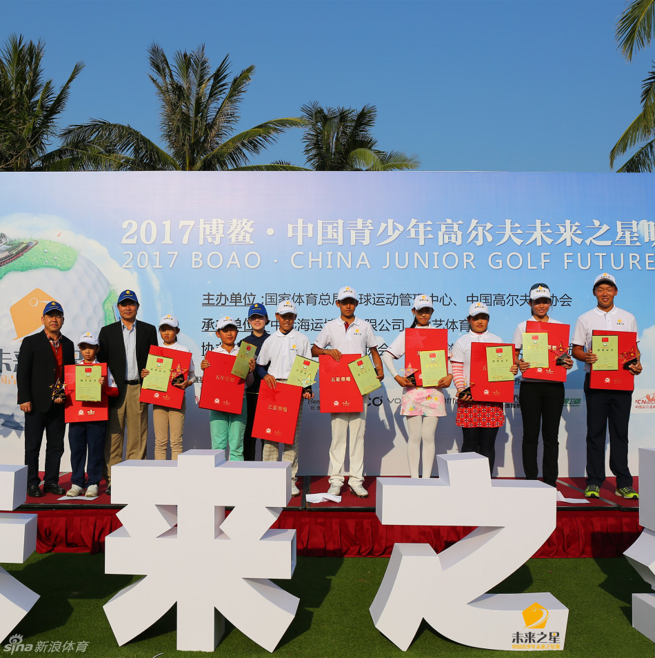 夕阳余晖中，一位小球员独自在果岭边练习切杆，专注的身影被拉长，诠释着默默奋斗的执着。