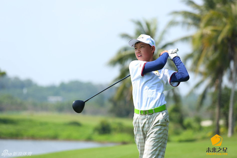 一位少年球员在果岭上凝神推杆，阳光洒在翠绿的草坪上，场面宁静而充满张力。