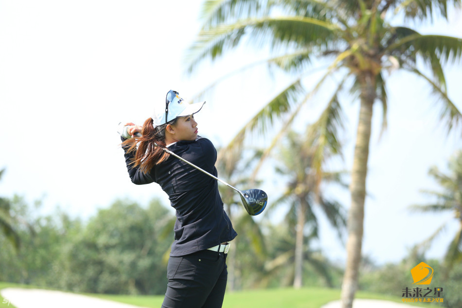 两位青少年球员在练习场上并肩挥杆，动作标准，充满了青春的活力与动感。