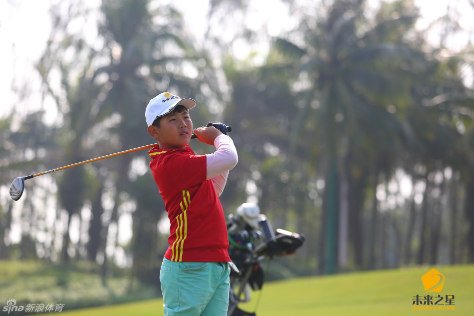 比赛间歇，小球员们围在一起轻松交流，友谊与竞技精神在绿茵场上共同生长。