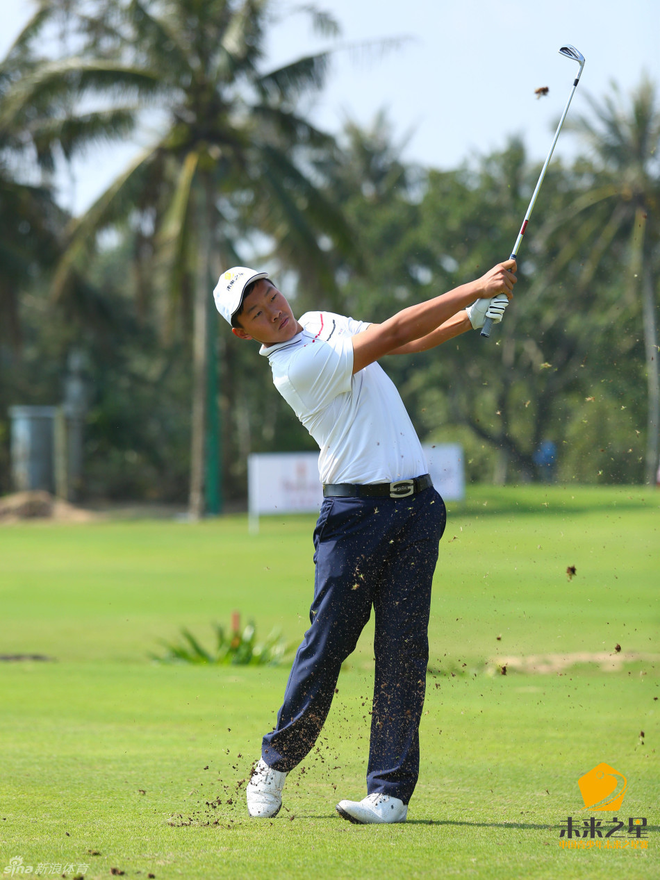 蓝天白云下，小球员以标准姿势大力开球，白色的高尔夫球在空中划出一道优美的弧线。