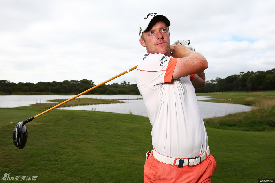 中华台北选手吕伟智神情专注，手握球杆准备投入激烈角逐。