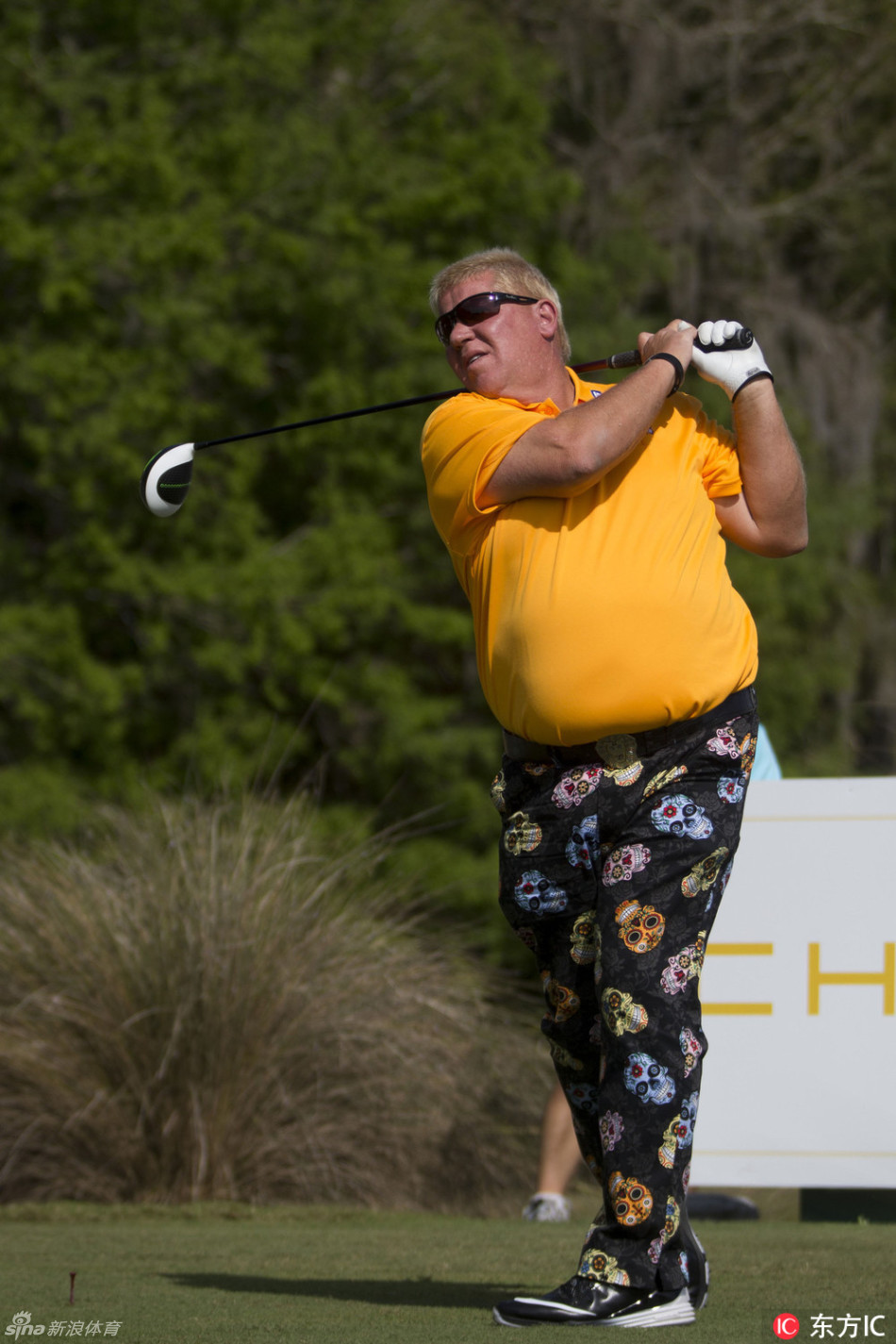 约翰·达利在比赛中全力挥杆,姿势充满力量与个人风格