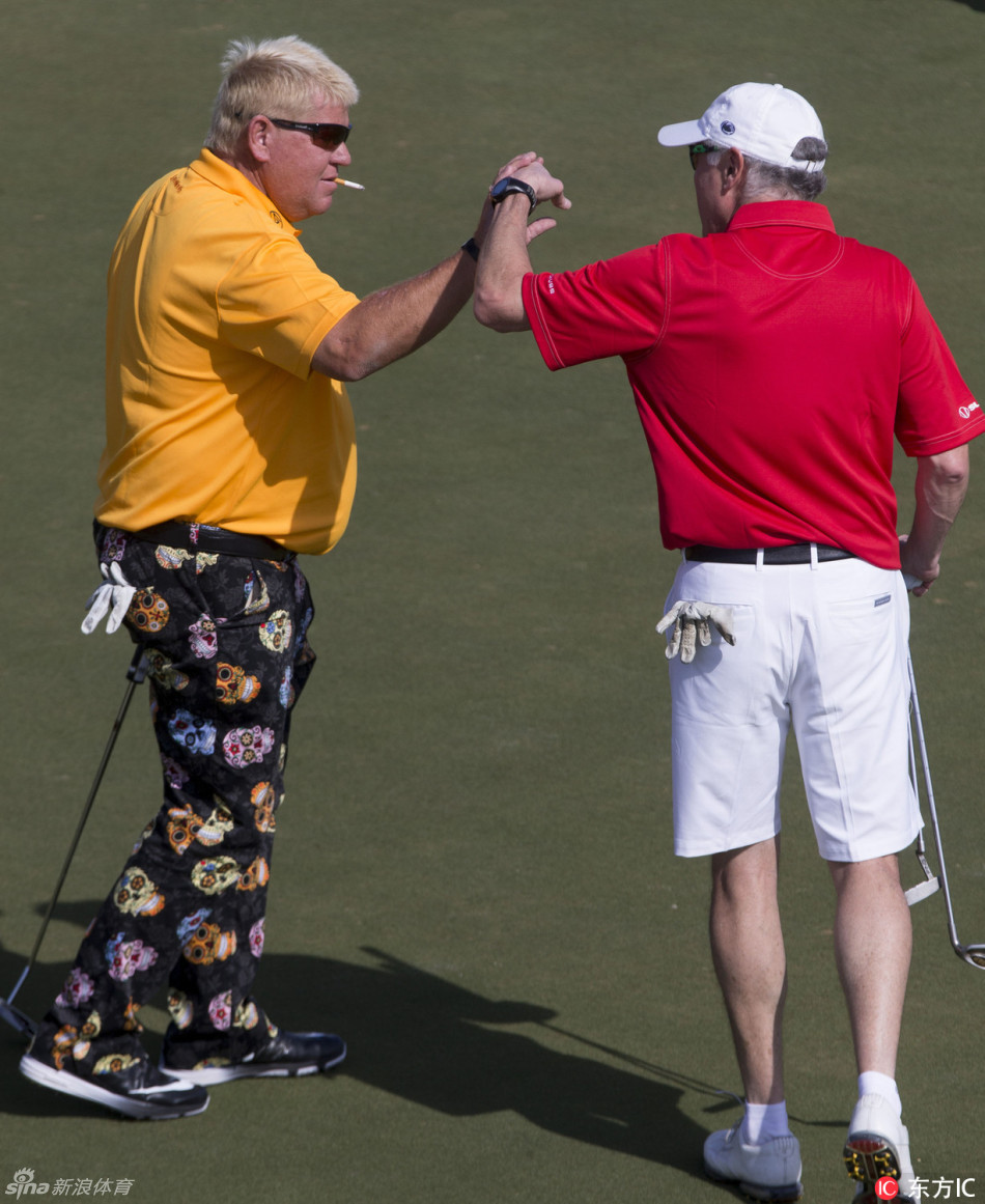 约翰·达利成功抓鸟后兴奋庆祝,脸上洋溢着灿烂的笑容并高举手臂