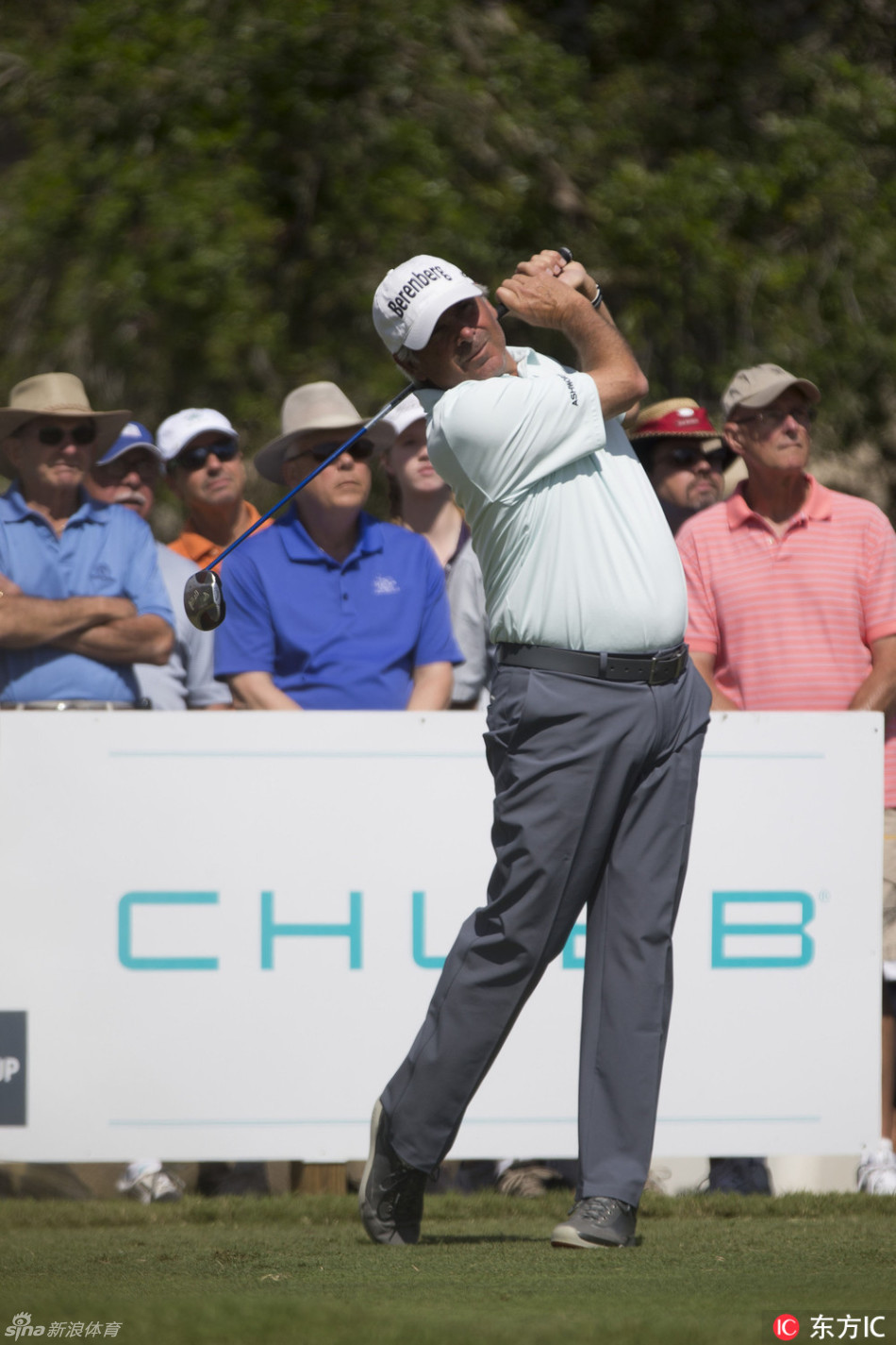 传奇老将弗雷德·卡波斯完成优雅的收杆动作,气定神闲