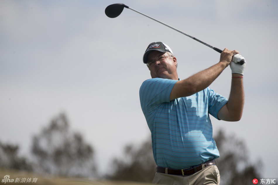 肯尼·佩利在全神贯注地开出精准一球,身体挥杆的弧度充满力量感