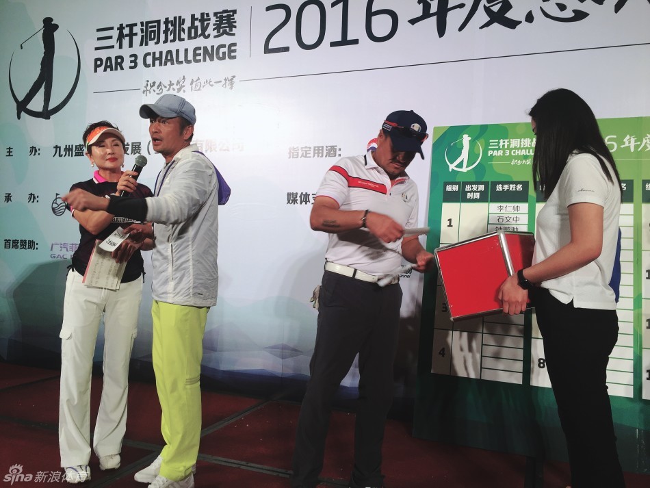 著名演员尤勇和丁志诚正在主持分组抽签仪式，二人手持抽签道具面向观众，笑容亲切，现场氛围轻松愉快。