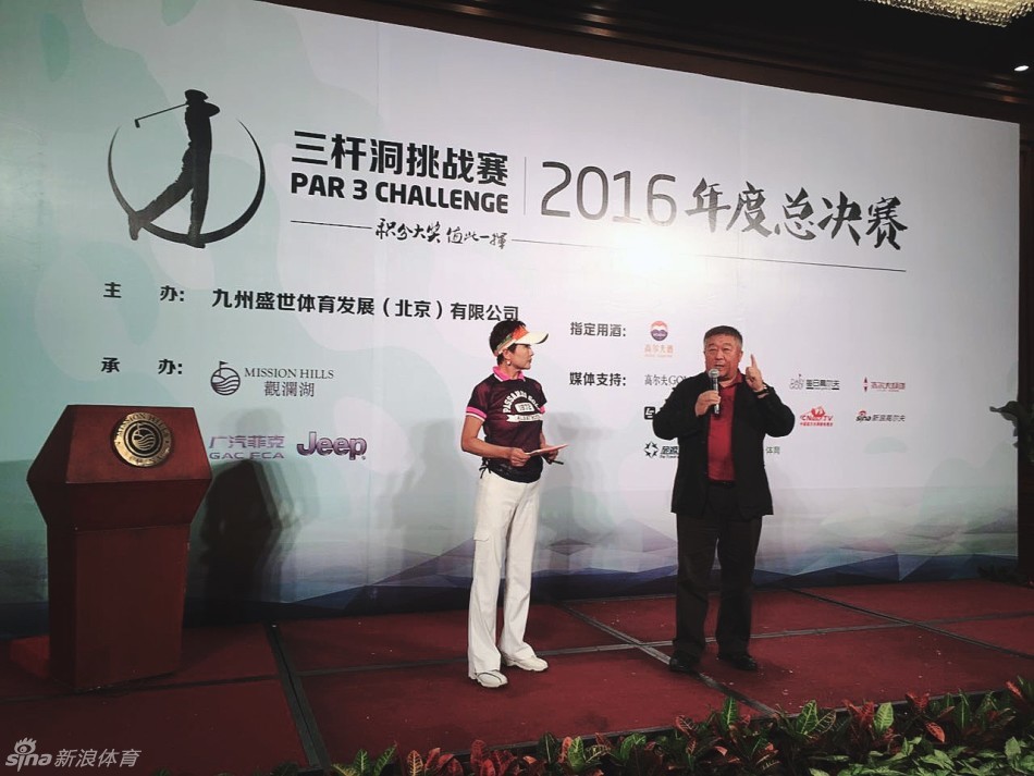 观澜湖2号场三杆洞景致，碧水环绕的果岭在阳光下犹如翡翠，沙坑线条优美，挑战与机遇并存于此。