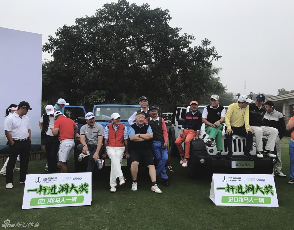 冠军程波与赛事嘉宾共同高举香槟庆祝胜利，金色香槟塔与现场灯光交相辉映，一片欢腾景象