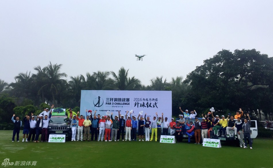 总决赛冠军程波面带微笑，手捧巨大的冠军奖杯，身后崭新的进口大切诺基大奖熠熠生辉