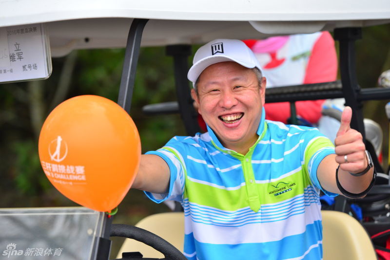 影视演员尤勇在球场上专注挥杆，动作标准流畅，展现了其作为高尔夫爱好者的不俗实力