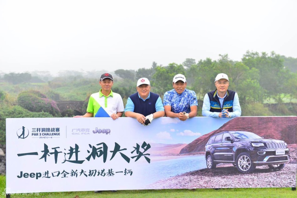 全体获奖球手与嘉宾在晚宴舞台中央簇拥着大奖车辆留下年度大合影，每个人脸上都洋溢着自豪与喜悦