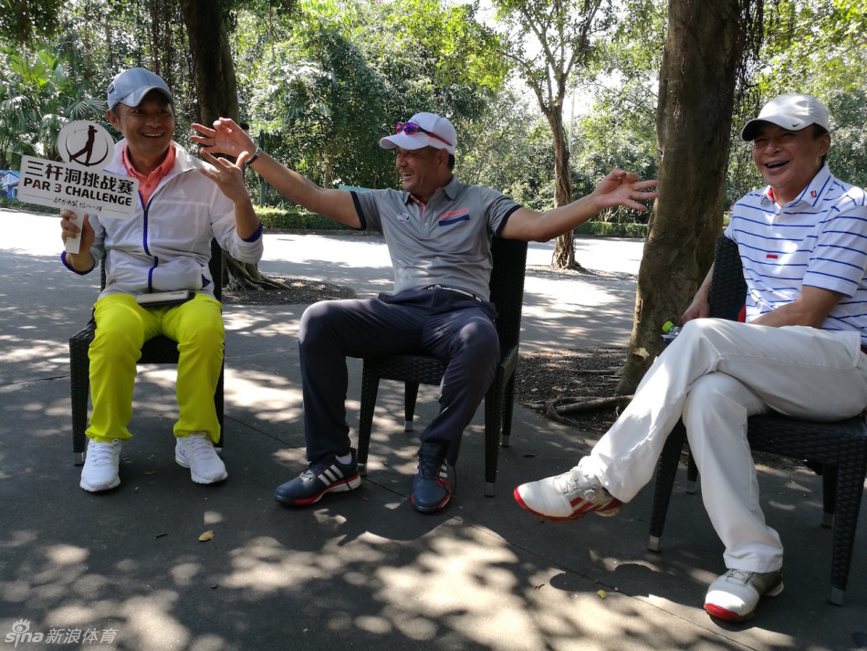 赛事现场展示的冠军大奖进口大切诺基越野车，在阳光下流光溢彩，静候它的主人