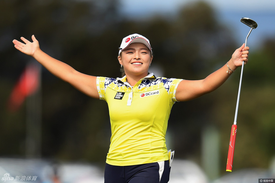 张哈娜深情亲吻金光闪闪的冠军奖杯，闭目沉醉，将所有的努力、喜悦与荣耀凝聚于这一吻之中