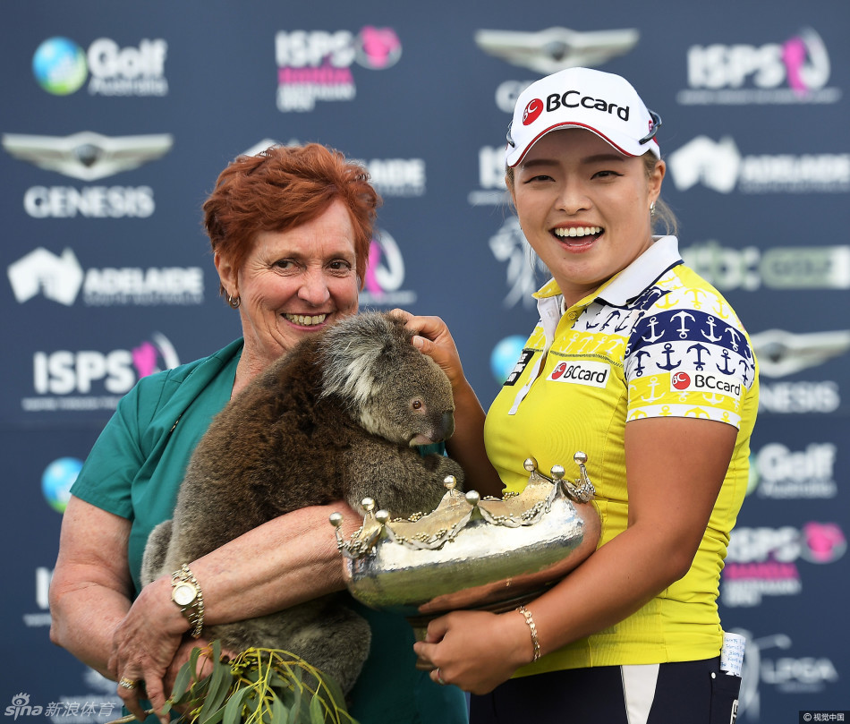 张哈娜怀抱毛茸茸的考拉，面带灿烂笑容，与澳大利亚标志性萌物亲密互动，尽显夺冠后的轻松与喜悦