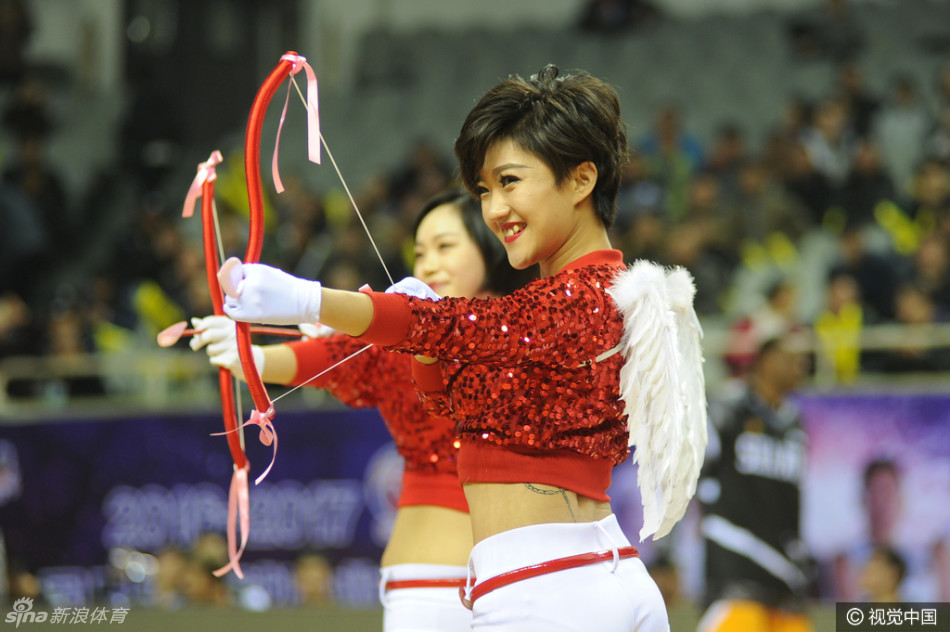 活力四射的啦啦宝贝们在场上腾空跃起，秀发在空中划出优美的弧线，她们脸上洋溢着灿烂的笑容，展现出无限的青春风采。