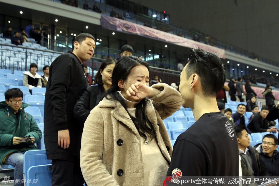 孟达与妻子在婚礼上甜蜜互动，两人手挽手走过鲜花拱门，新娘手持捧花，孟达则一脸幸福地看着身边的爱人，画面温馨感人。