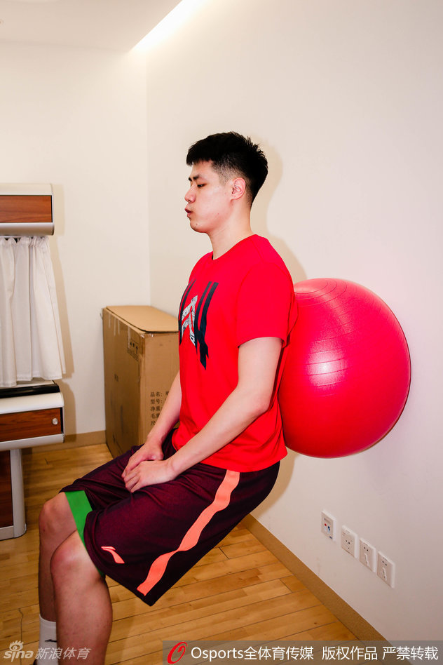 咬牙坚持，贺天举在进行腿部力量训练，表情专注而坚毅，每一次艰难的屈伸都是对意志力的巨大磨练。