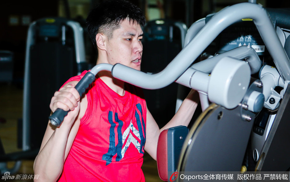 专注康复，贺天举利用器械进行平衡和稳定性训练，这标志着他受伤的膝盖正在逐步恢复关键功能，离重返球场又近了一步。