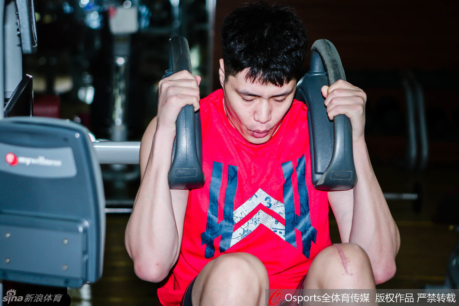 挥汗如雨，贺天举在跑步机上进行快走训练，虽然无法进行高强度对抗，但他始终坚持基础体能储备，为漫长的康复打下坚实基础。