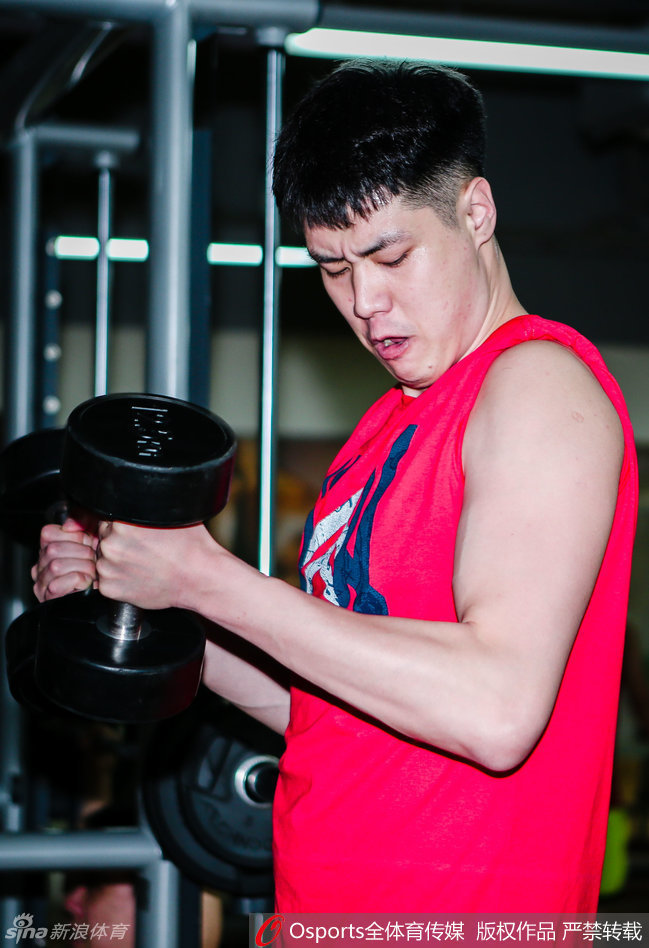 坚持的力量，贺天举在进行上肢力量训练，即便下肢受伤无法发力，他也没有放松对自己身体其他部分的严格要求。