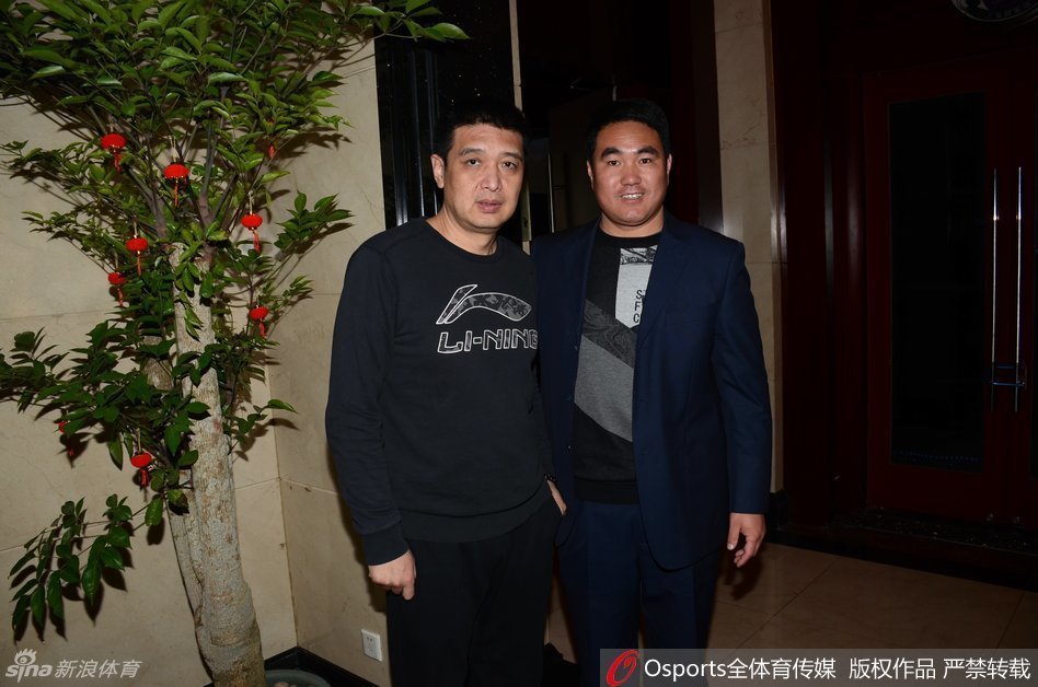 手捧娇艳玫瑰花的张庆鹏被球迷的热情所感染，微笑驻足，认真地为大家在海报上留下签名。