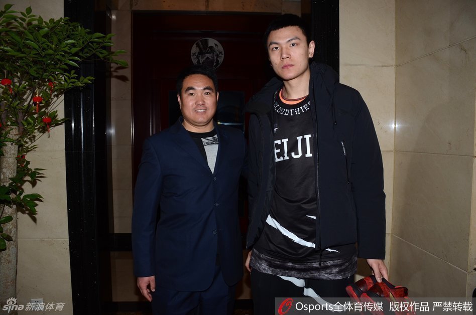 比赛结束后，张庆鹏尽管疲惫却难掩喜悦，他耐心地为场边的球迷在球衣上签下名字，汗水浸透的球衣见证了这场苦战。