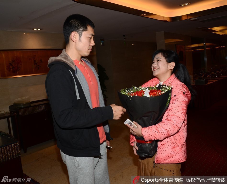 抵达上海的孙悦在酒店门口被工作人员认出，他停下脚步亲切地与工作人员握手寒暄，毫无球星的架子，只有邻家大哥般的随和。