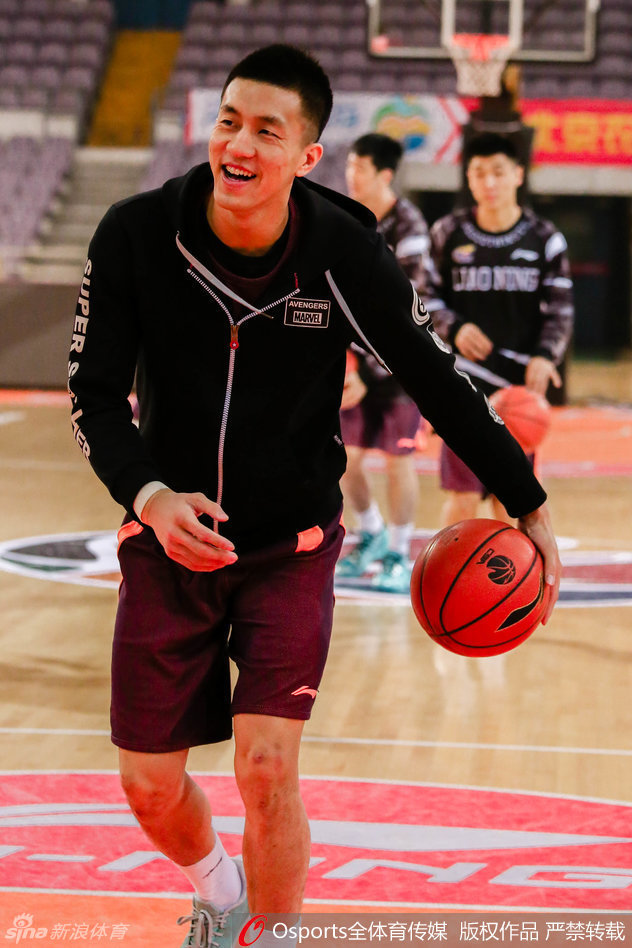 郭艾伦挥洒汗水，在训练中完成一次标志性的快速突破上篮，他的眼神专注而犀利，仿佛眼中只有篮筐，要在今晚的比赛中撕裂对手的防线。