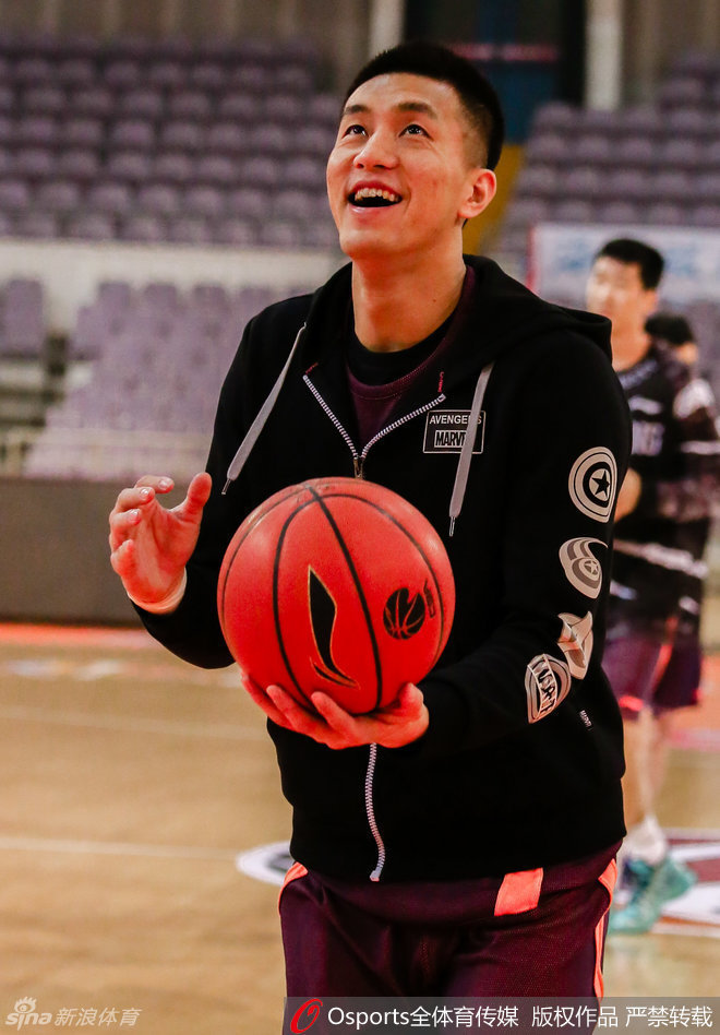 韩德君在一次对抗训练后，趁着暂停间隙双手撑膝，眼神中流露出一丝疲惫，这位内线巨塔为了球队的防守屏障，消耗了太多精力。