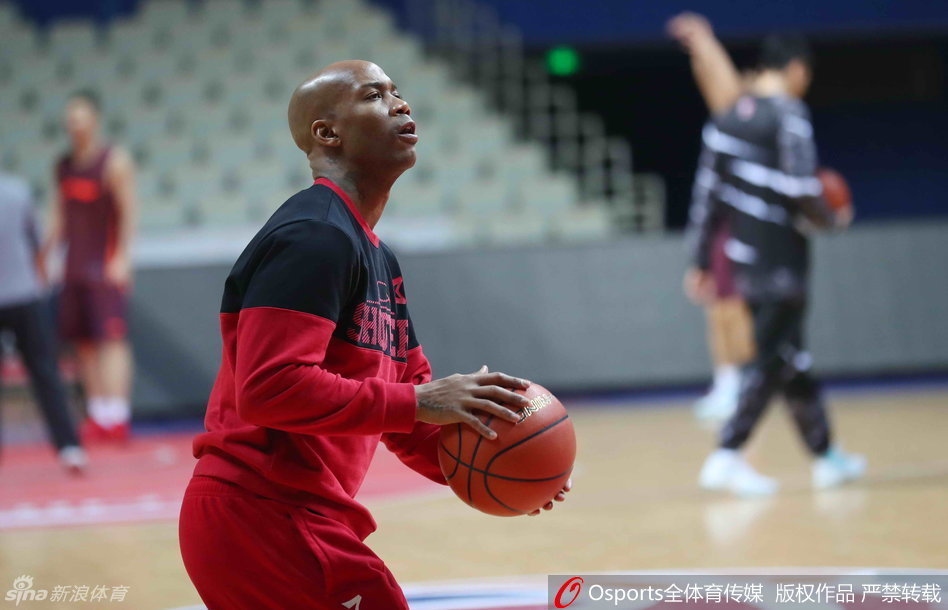 方硕持球高速突破，犹如一把尖刀直插腹地，预示着北京首钢后卫线的传承与未来。