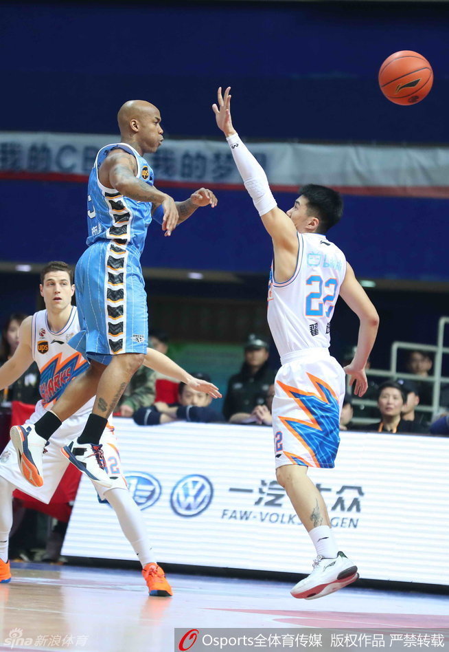 篮下肉搏战！蔡亮试图在首钢禁区强行起身，但孙悦早已到位，高高跃起送出一记擎天巨帽。
