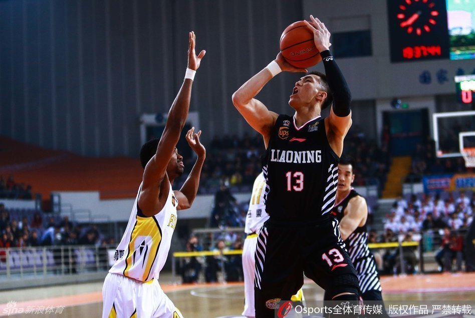 郭艾伦如利刃般撕裂浙江队防线，高速突破中眼神坚定，直杀篮下无人可挡。