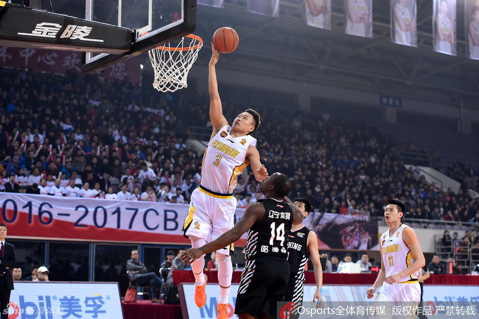 辽宁队外援兰多夫强行上篮，在浙江队内线长臂干扰下，依然展现出极强的攻击欲望。