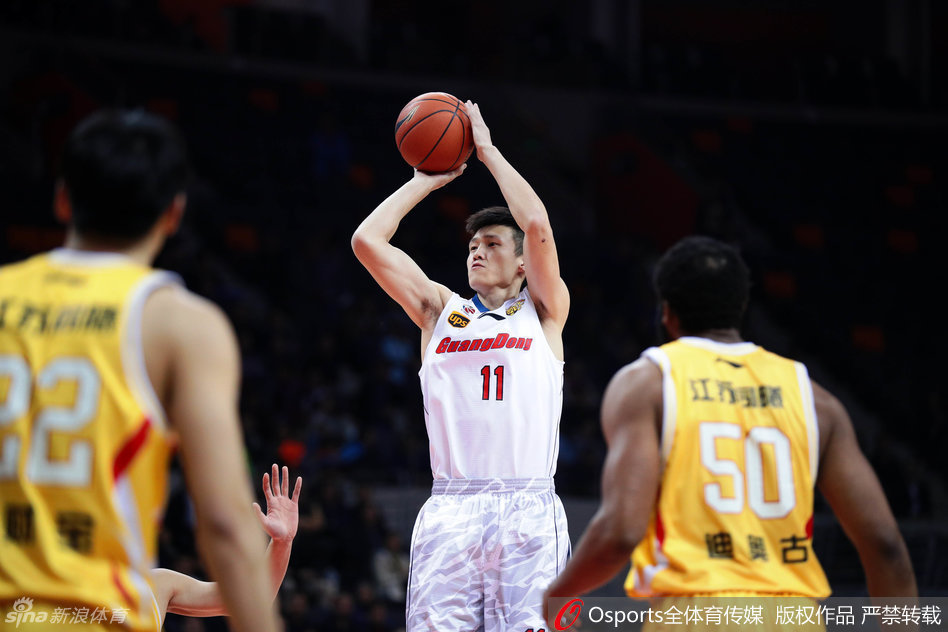 朱芳雨老将出马，鬼魅般下手抢断成功，瞬间打破对手进攻节奏，这一抹迅捷的身影正是广东男篮多年屹立不倒的经验与底蕴。