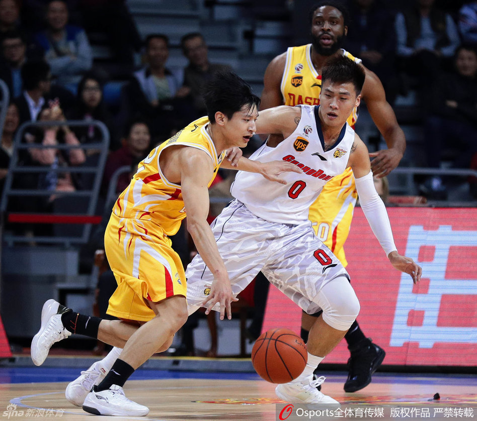 杜锋场边临危不乱，手势坚决眼神如炬，运筹帷幄之中指挥着每一次攻防转换，他是这支年轻球队最坚实的后盾。