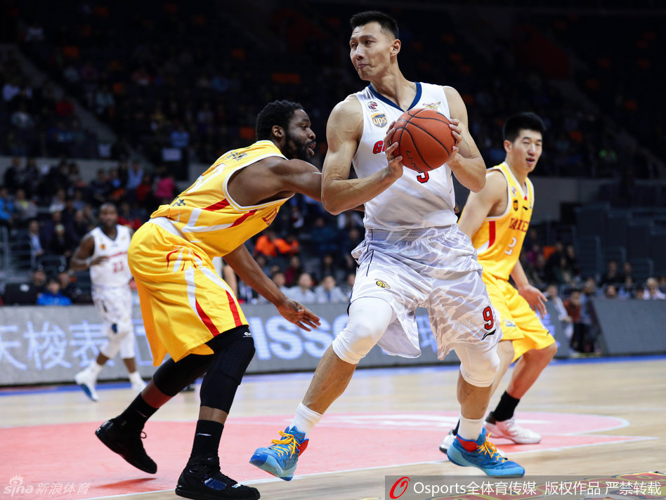 赵睿如猎豹般紧贴对手，双腿微曲重心压低，双臂张开形成一张密不透风的防守大网，眼神中透露出撕咬猎物的坚定与专注。