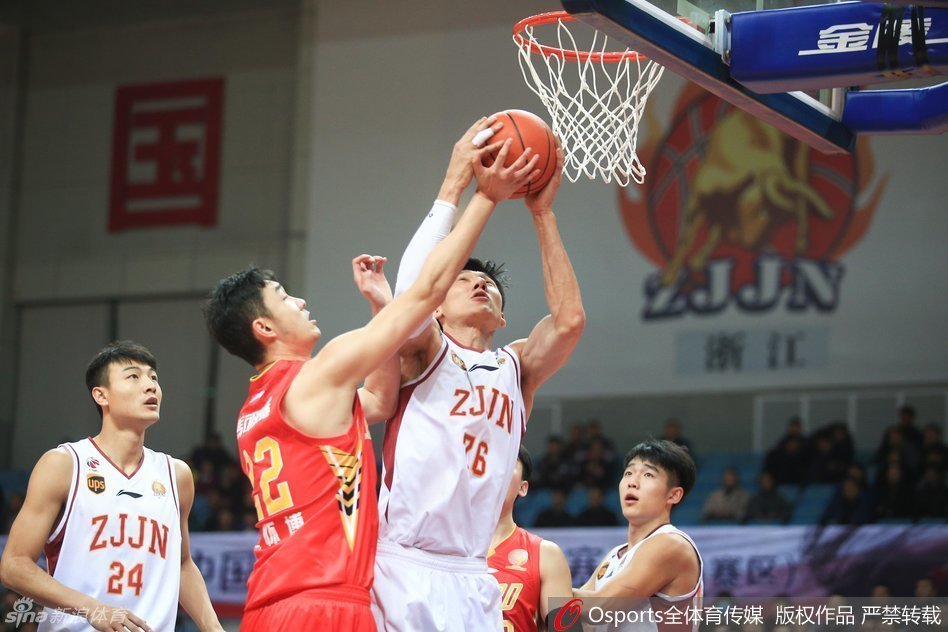 桑尼用强壮的身躯死死卡住位置,他的防守充满了压迫感,即便面对冲击也寸土不让,完美诠释了硬汉篮球的真谛。