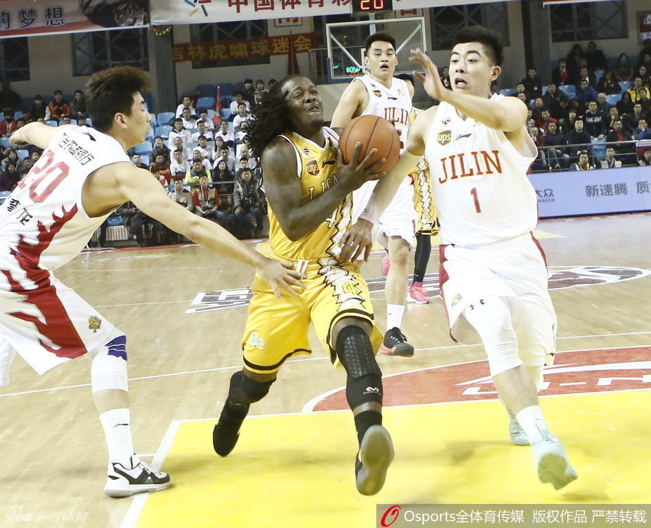 福特森如一道闪电撕破防线,虽然身材矮小却蕴含巨大能量,他在长人阵中坚决突破,眼中只有篮筐和胜利。