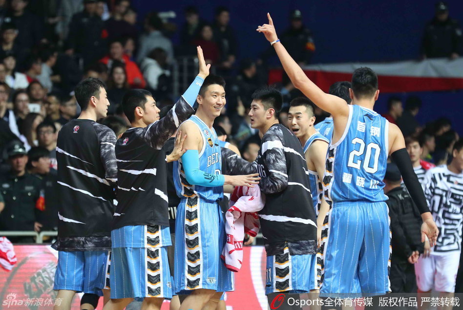 马布里跳起分球，他在空中舒展身体，面对上海队的严密包夹，依然冷静地将球传给位置更好的队友。