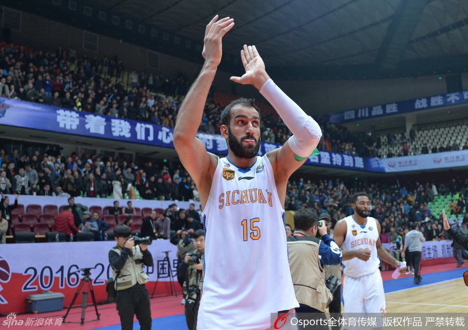 心情大好的哈达迪在赛后与队友亲密互动，用一个结实的拥抱感谢战友们在场上对他的支持与信任。