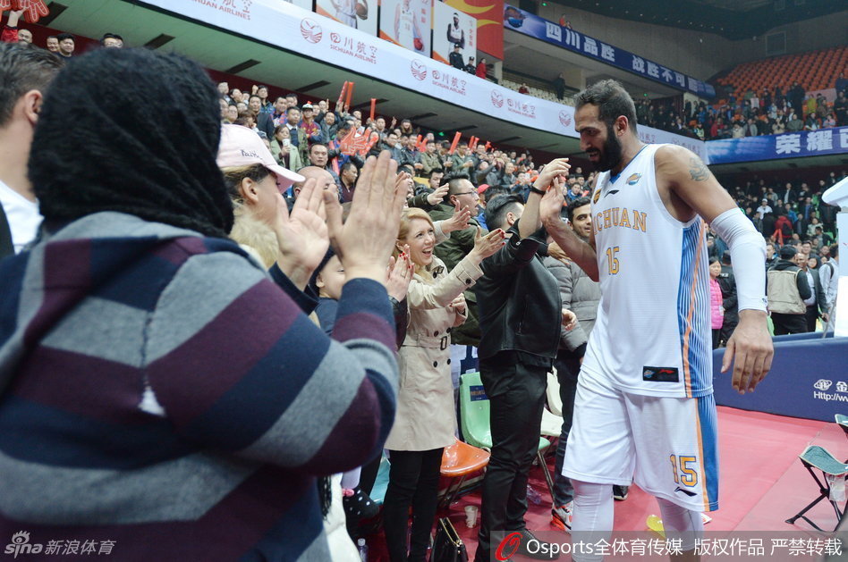 伊朗中锋哈达迪在终场哨响后难掩激动之情，与队友一一击掌，庆祝这场来之不易的关键胜利。