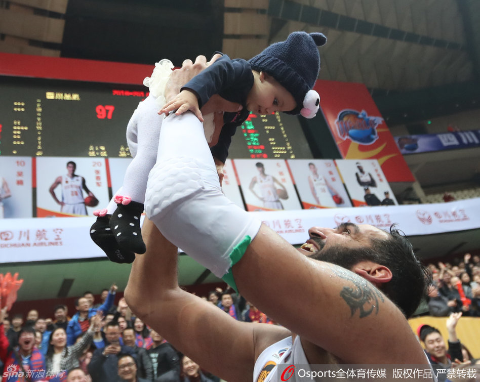 哈达迪在比赛中面对山东队员汤普森的贴身防守，表情专注，眼神中透露出对胜利的极度渴望。