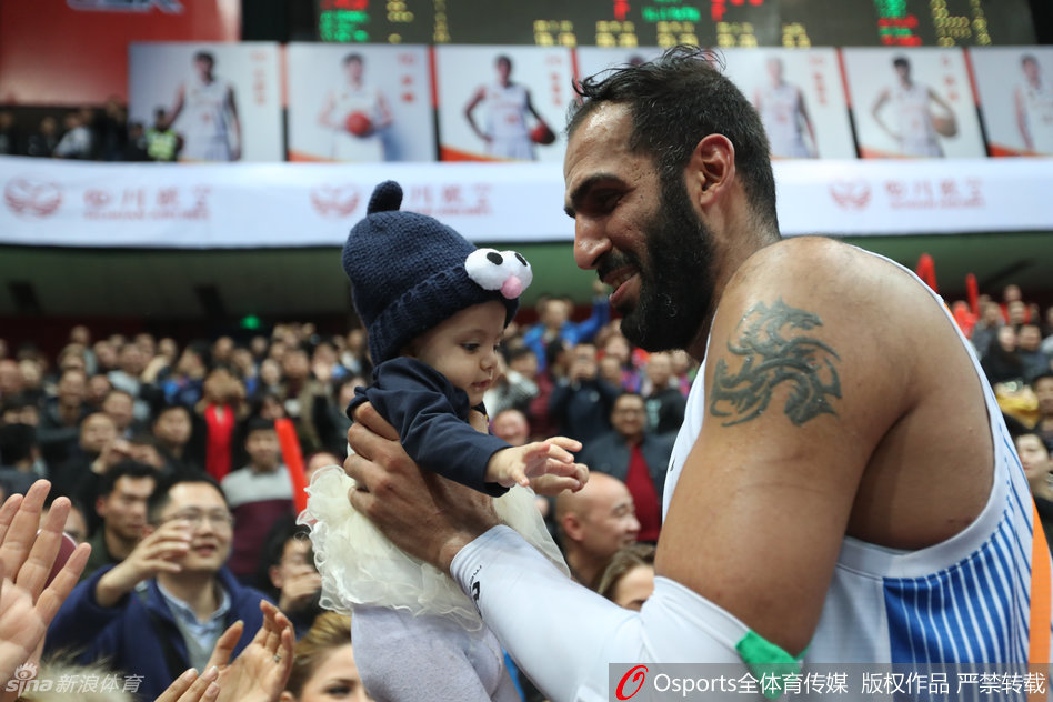 锁定胜局后，四川队的全体将士围在一起激情庆祝，这场关键的胜利让整个替补席陷入沸腾。