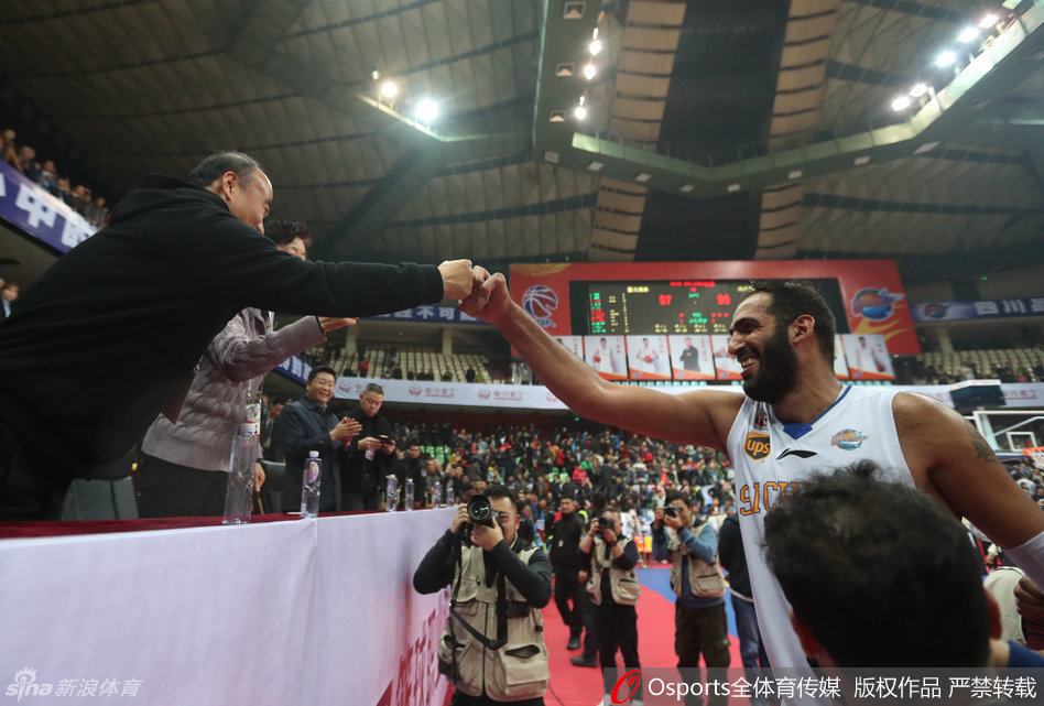 赢下这场季后赛席位争夺战后，四川队众将一同庆祝，这场胜利对他们的常规赛最终排名起到了决定性作用。