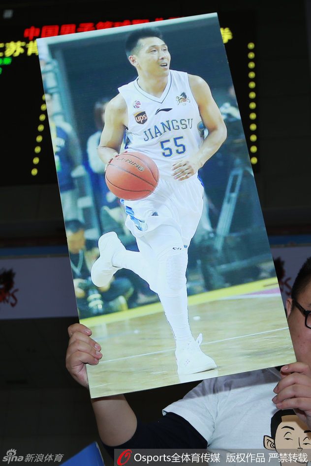 赛场中央，青春靓丽的篮球宝贝们不再穿着往常的表演服，而是统一换上了白色的江苏队55号球衣，她们整齐列队，面带微笑，用这种特别的方式向胡雪峰致敬。
